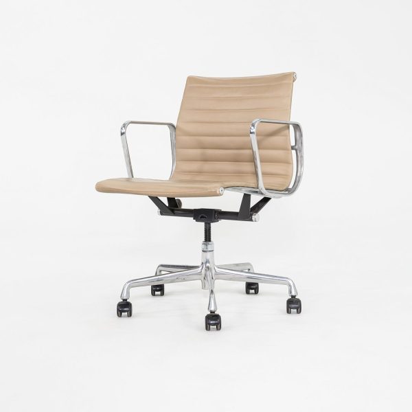 2007 Herman Miller Eames Aluminum Group Management Desk Chairs in Beige Leather 2x Available Hot on Sale