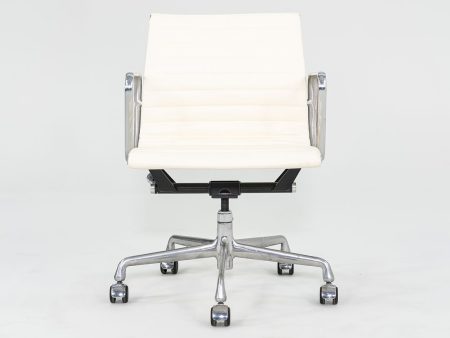 2010s Herman Miller Eames Aluminum Management Desk Chair in Cream Leather Sale