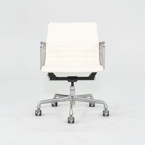 2010s Herman Miller Eames Aluminum Management Desk Chair in Cream Leather Sale