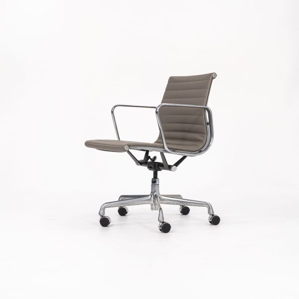 2010s Herman Miller Eames Aluminum Group Management Desk Chair in Greige leather Fashion