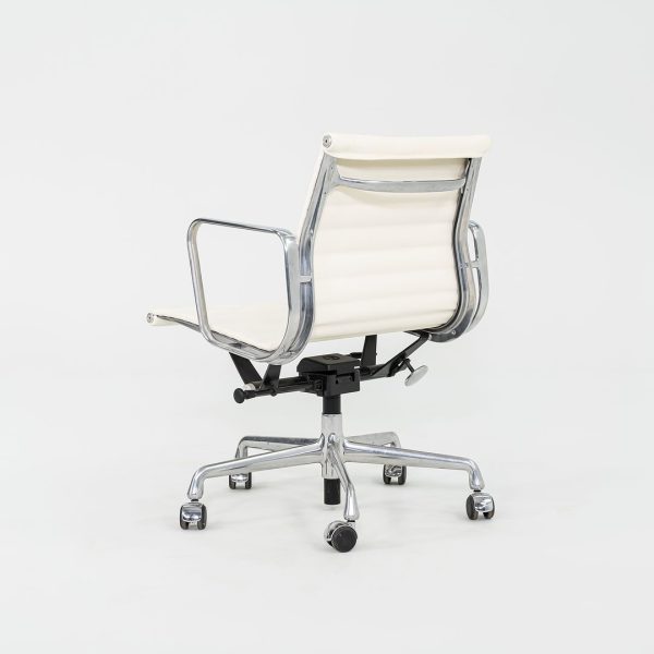 2010s Herman Miller Eames Aluminum Group Management Desk Chair in Cream Naugahyde Sale