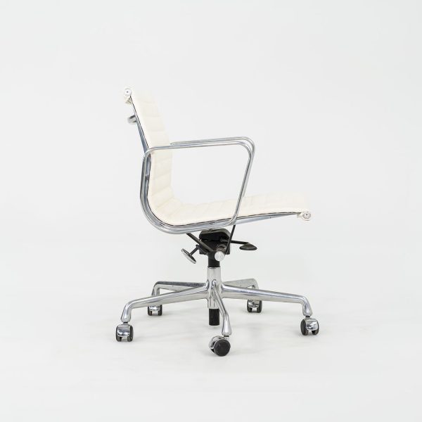 2010s Herman Miller Eames Aluminum Group Management Desk Chair in Cream Naugahyde Sale