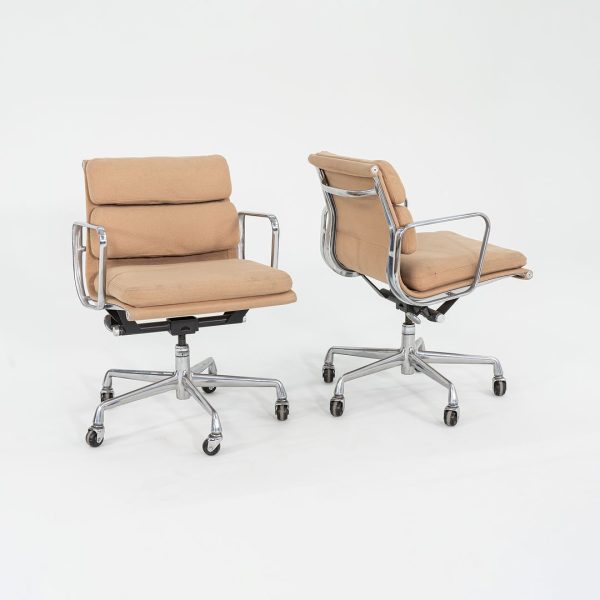 1996 Eames Soft Pad Management Chair, EA435 by Ray and Charles Eames for Herman Miller in Tan Hopsack Fabric 6x Available on Sale