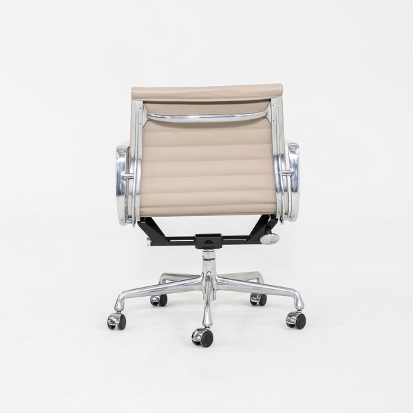 2012 Herman Miller Eames Aluminum Group Management Desk Chair in Off-White Leather 2x Available For Sale