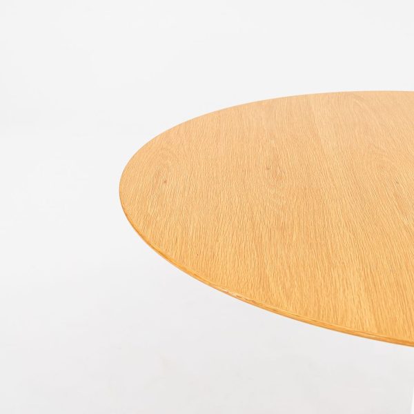 2009 Tulip Dining Table, Model 173O by Eero Saarinen for Knoll in White with Light Oak 42 inch Top #2 Fashion