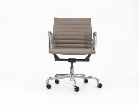 2010s Herman Miller Eames Aluminum Group Management Desk Chair in Greige leather Fashion