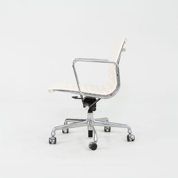 2010s Herman Miller Eames Aluminum Group Management Desk Chair in Cream Naugahyde Sale