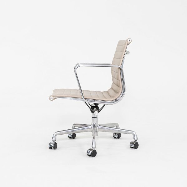 2012 Herman Miller Eames Aluminum Group Management Desk Chair in Off-White Leather 2x Available For Sale