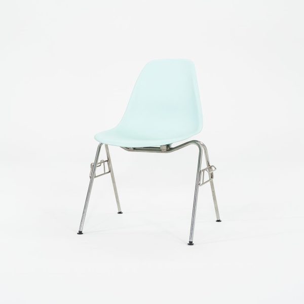 2015 Herman Miller Eames Stacking Plastic Side   Dining Shells Chairs in Blue 14x Available Fashion