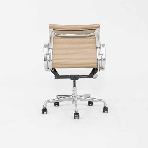 2007 Herman Miller Eames Aluminum Group Management Desk Chairs in Beige Leather 2x Available Hot on Sale