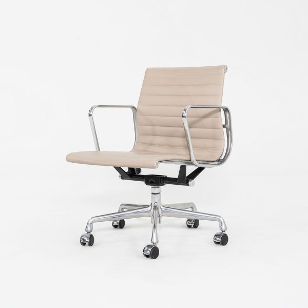 2012 Herman Miller Eames Aluminum Group Management Desk Chair in Off-White Leather 2x Available For Sale