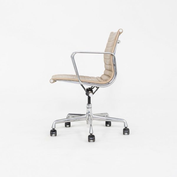 2007 Herman Miller Eames Aluminum Group Management Desk Chairs in Beige Leather 2x Available Hot on Sale