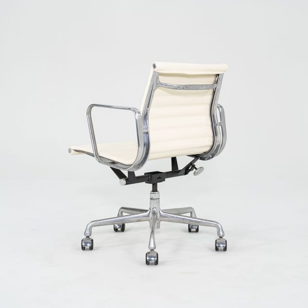 2010s Herman Miller Eames Aluminum Management Desk Chair in Cream Leather Sale