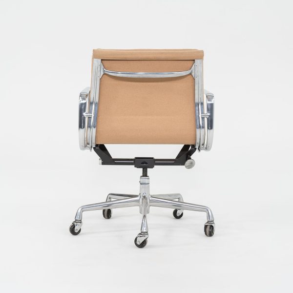 1996 Eames Soft Pad Management Chair, EA435 by Ray and Charles Eames for Herman Miller in Tan Hopsack Fabric 6x Available on Sale