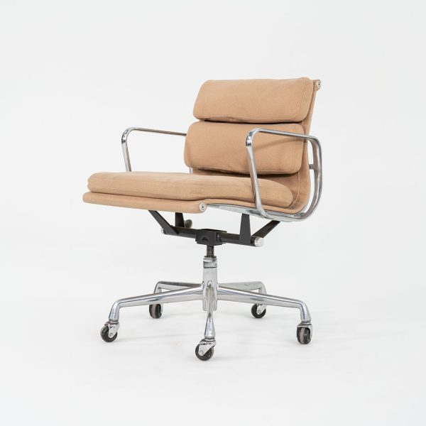 1996 Eames Soft Pad Management Chair, EA435 by Ray and Charles Eames for Herman Miller in Tan Hopsack Fabric 6x Available on Sale