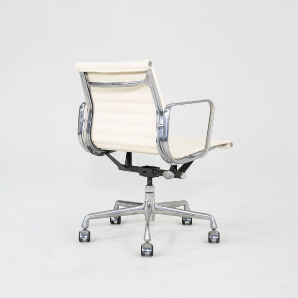 2010s Herman Miller Eames Aluminum Management Desk Chair in Cream Leather Sale