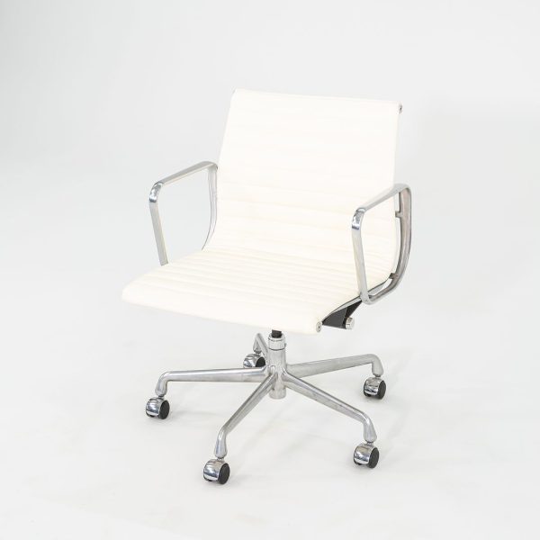 2010s Herman Miller Eames Aluminum Management Desk Chair in Cream Leather Sale