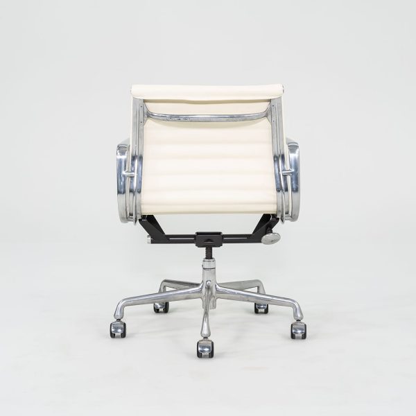 2010s Herman Miller Eames Aluminum Management Desk Chair in Cream Leather Sale