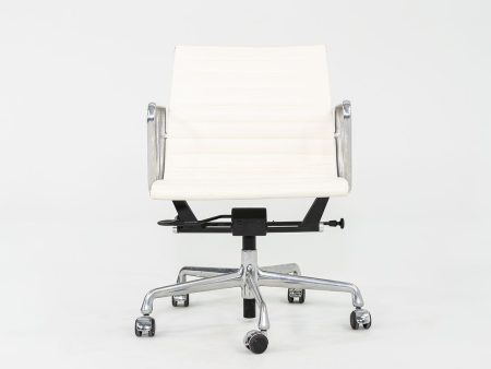 2010s Herman Miller Eames Aluminum Group Management Desk Chair in Cream Naugahyde Sale