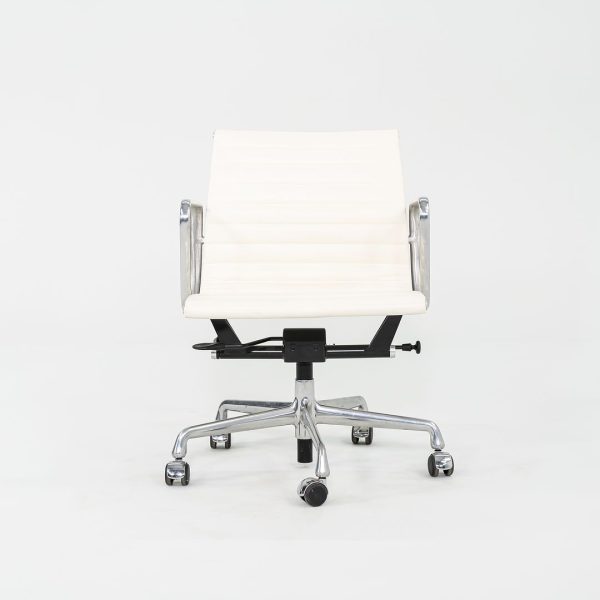 2010s Herman Miller Eames Aluminum Group Management Desk Chair in Cream Naugahyde Sale