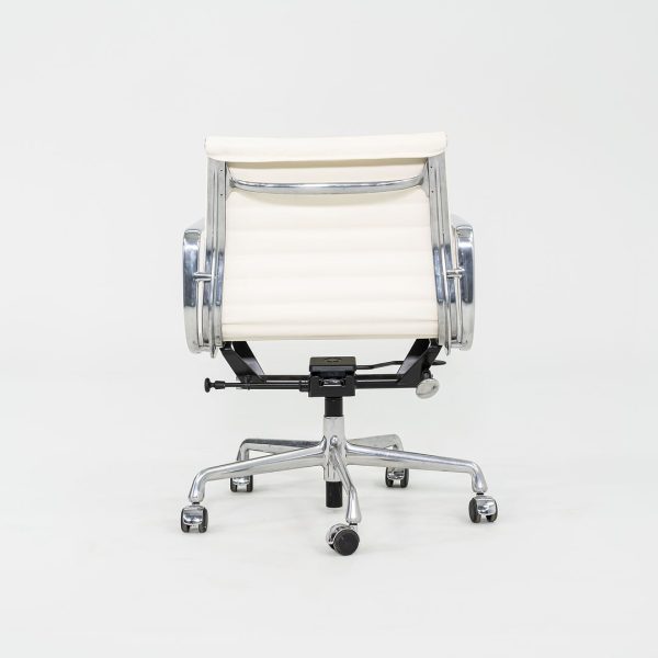 2010s Herman Miller Eames Aluminum Group Management Desk Chair in Cream Naugahyde Sale