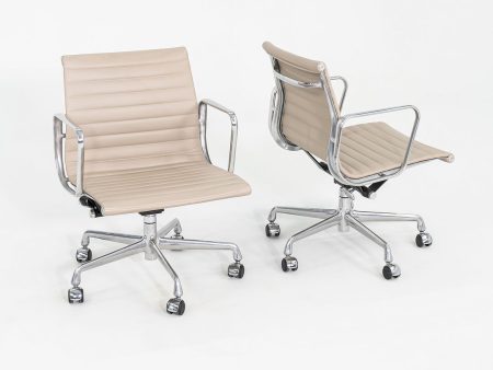 2012 Herman Miller Eames Aluminum Group Management Desk Chair in Off-White Leather 2x Available For Sale