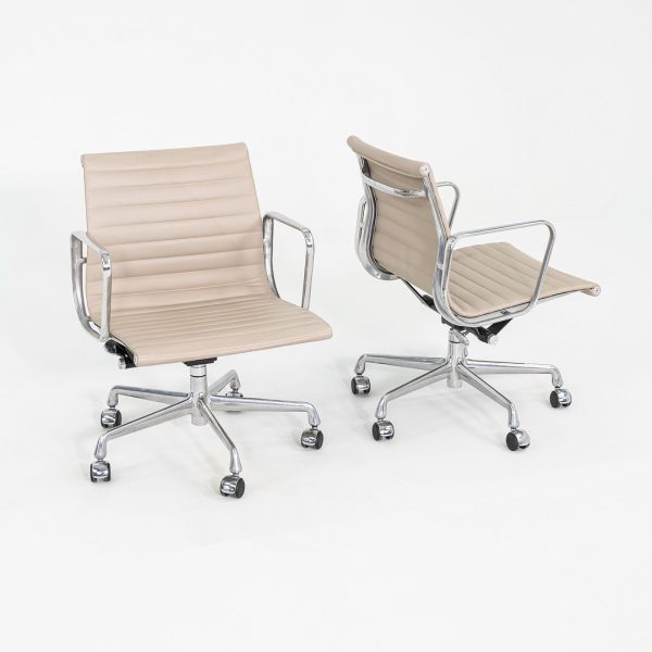 2012 Herman Miller Eames Aluminum Group Management Desk Chair in Off-White Leather 2x Available For Sale